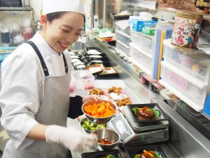 お肉のパック詰め、陳列/午前担当スタッフ