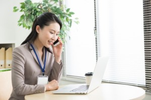 年収300万円~/カスタマーサービススタッフ職/PC堪能者歓迎/