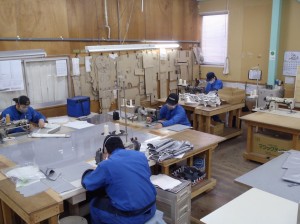 (製品にシートを巻き付けるだけ!)