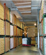 倉庫内でのピッキングと入出荷作業