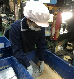通信機器などの小型部品の組立作業