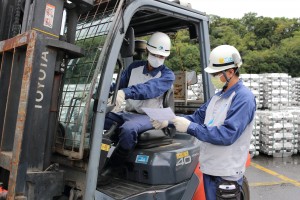 フォークリフトでの原料運搬、アルミ溶解作業
