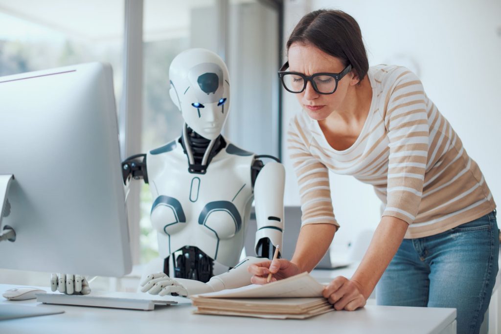 ロボットと女性が共同で仕事をしている