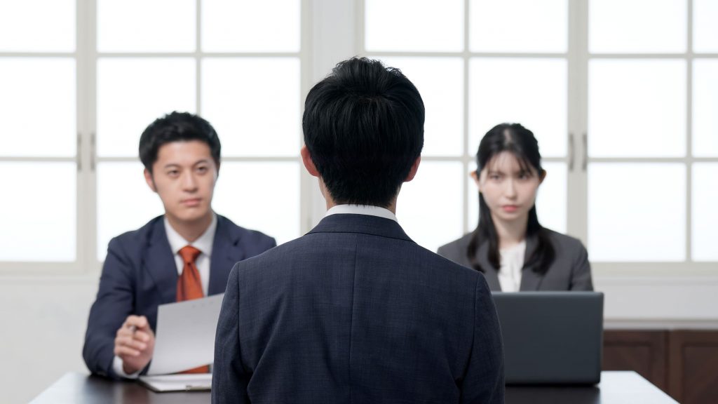 面接を受けておる男性