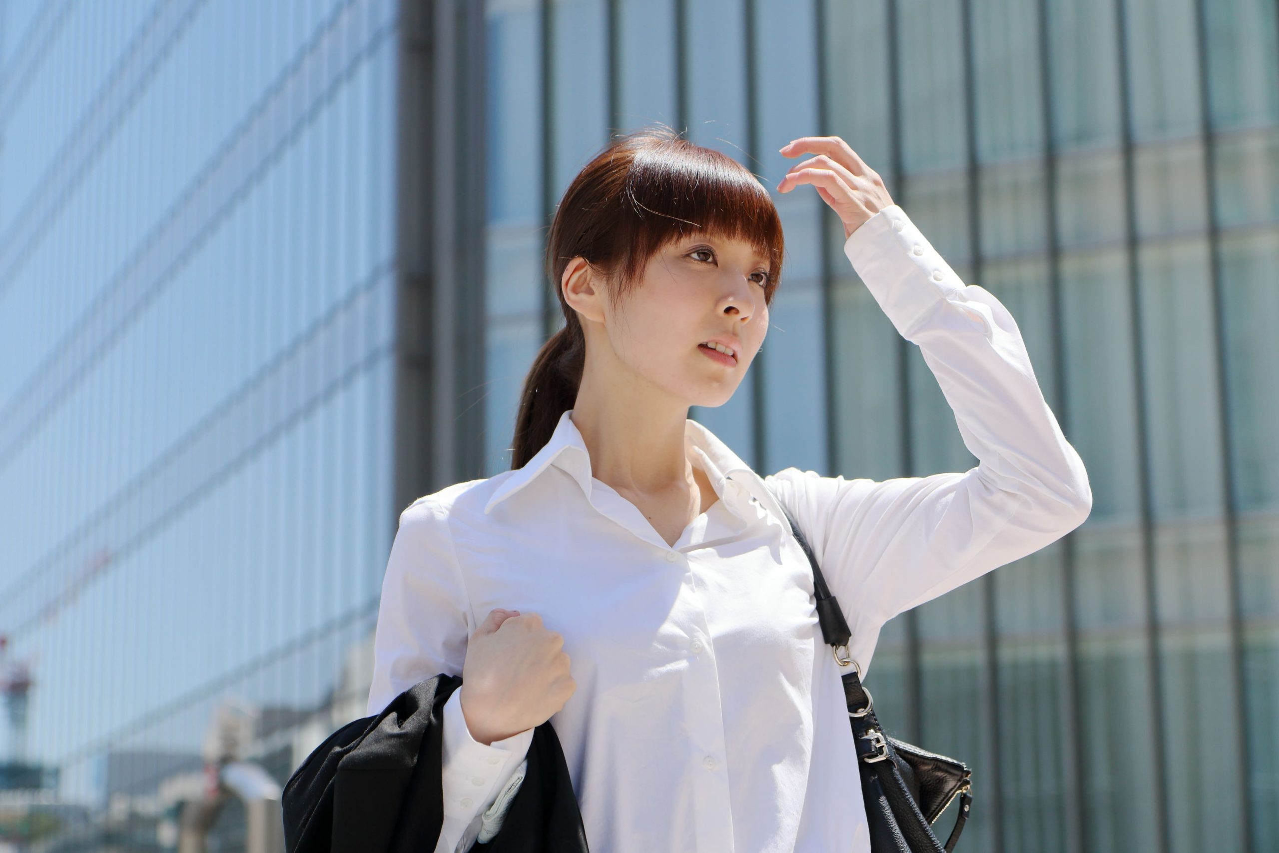 ワイシャツを着ている女性