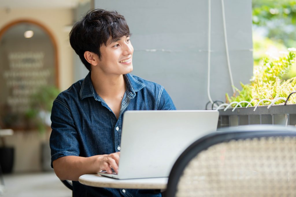 笑顔で仕事をしている男性