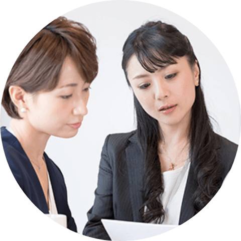 職場見学中の女性