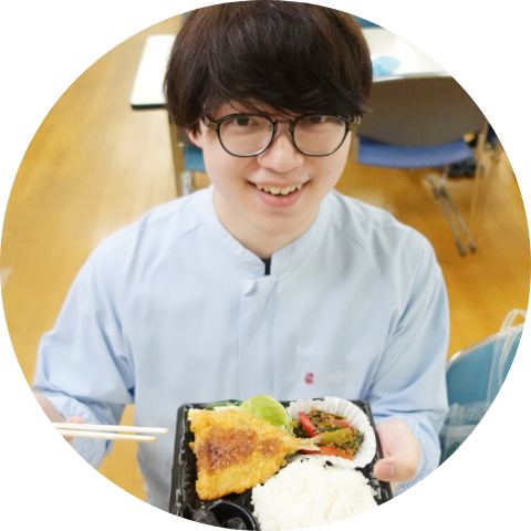 食堂でお昼ご飯を食べるスタッフ