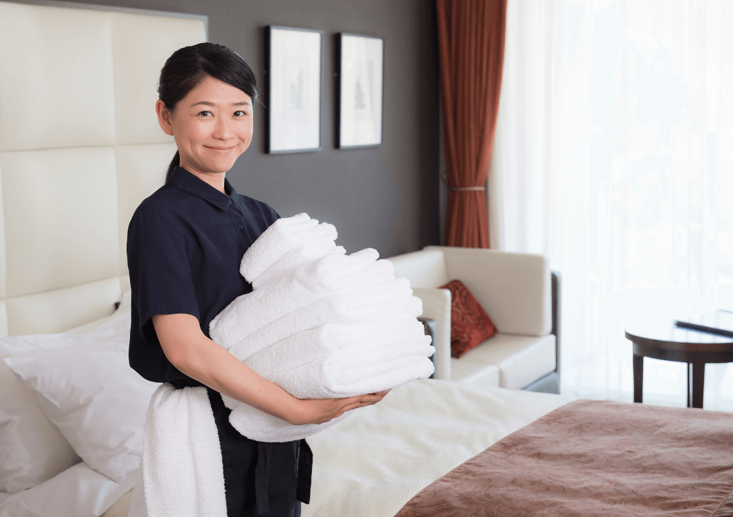 タオルを抱える女性社員