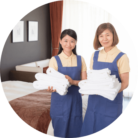 タオルを持って並ぶ女性社員達