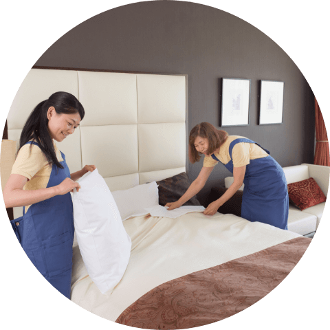 ベッドメイキングする女性社員達