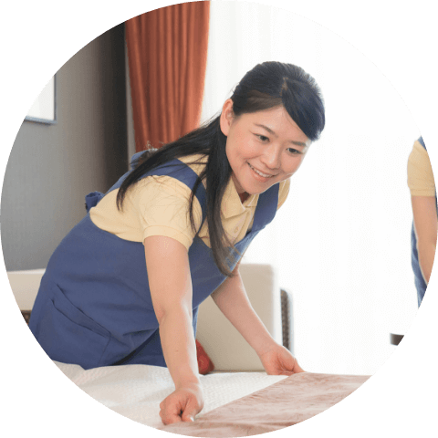 掃除をする女性社員