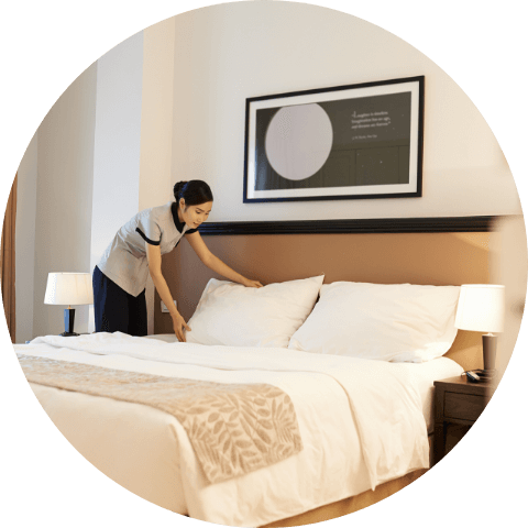 室内を確認する女性社員