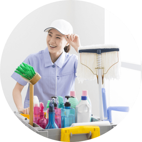 清掃カートを運ぶ女性社員