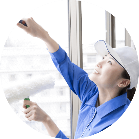 窓掃除をする女性社員