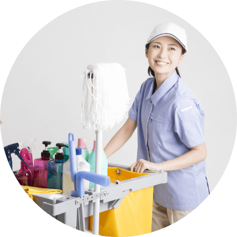 資材カートを運ぶ女性社員