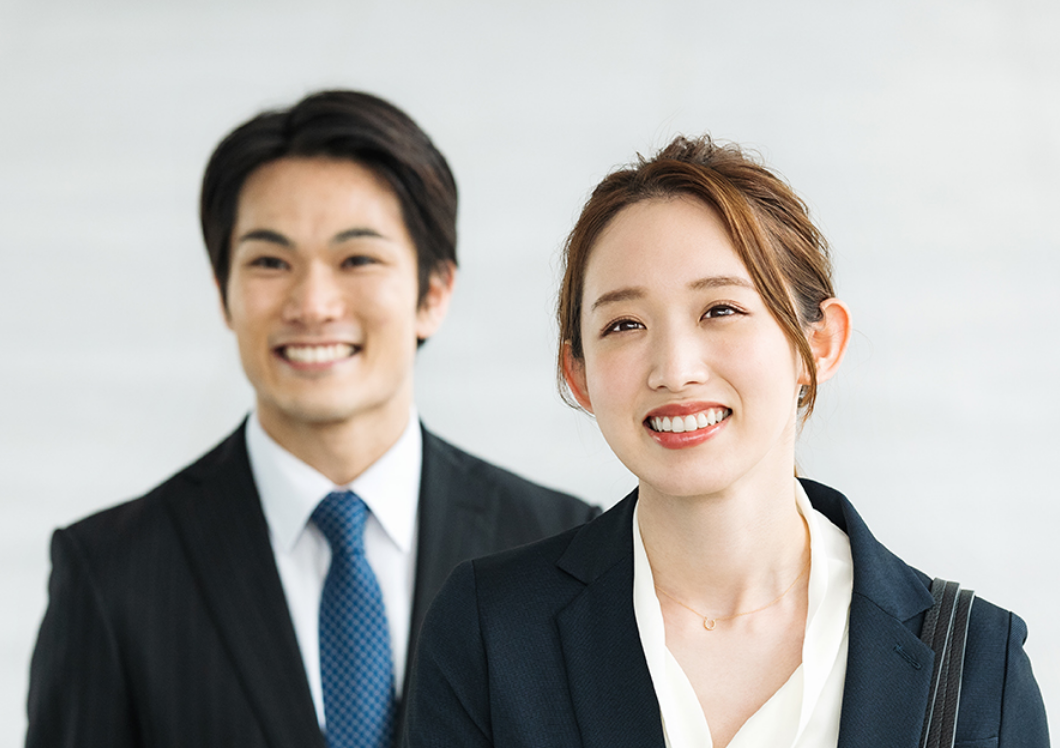 笑顔の女性社員と男性社員