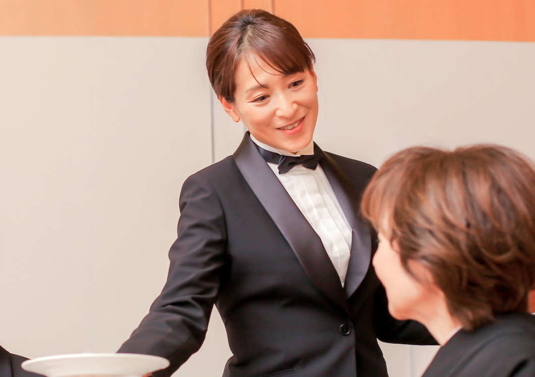 料理を運ぶ女性社員