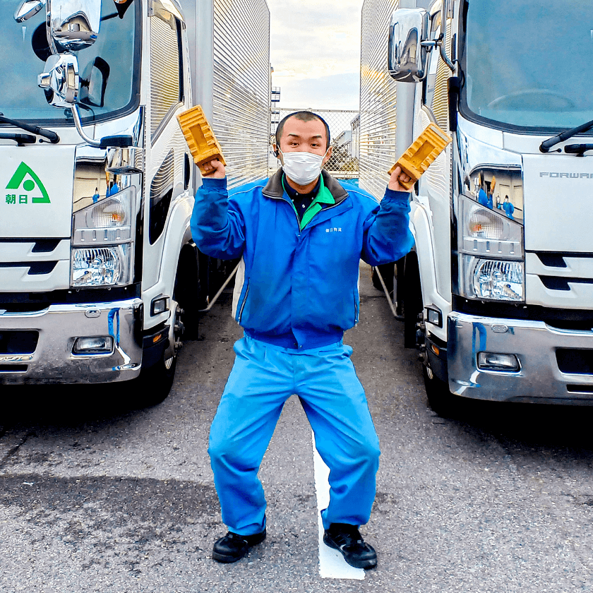 トラックの前に立っている運転手