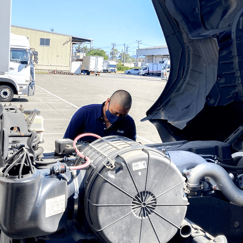 点検をしている運転手