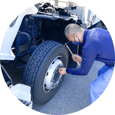 点検をしている運転手