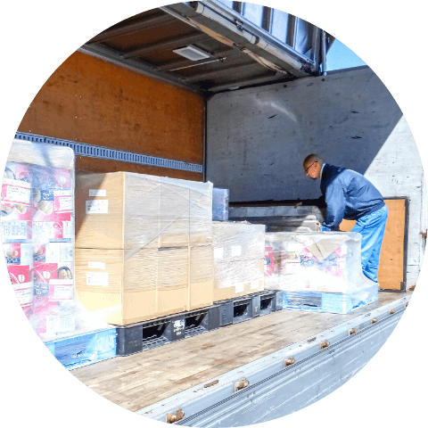 配達先で荷降ろし作業