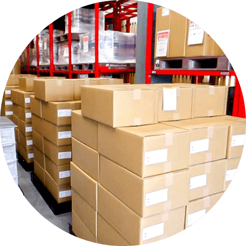 倉庫でたくさんの荷物