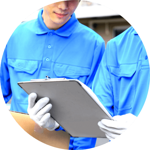 資料を見ている作業員たち