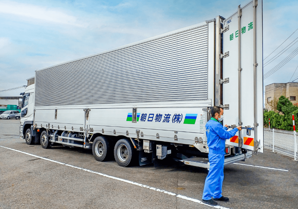 トラックのドアを開く男性