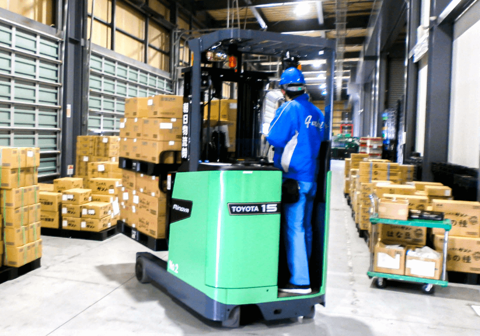 荷物を運んでいる青い服を着た男