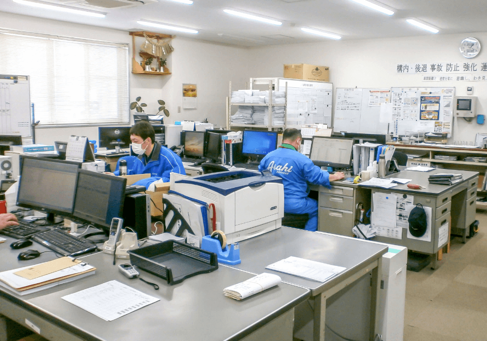 オフィスに働いている青い服を着た社員たち