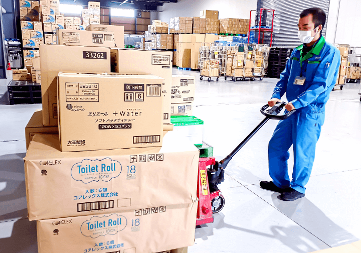 荷物を運んでいる青い服を着た男性