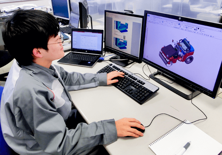 パソコン作業をする男性社員
