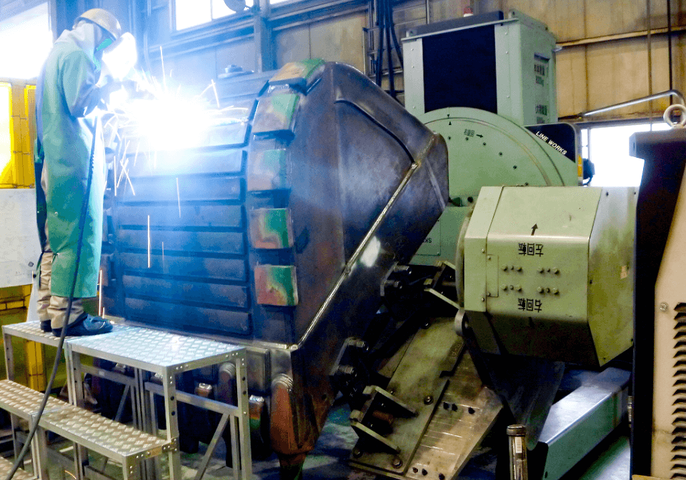 機械作業をする男性社員