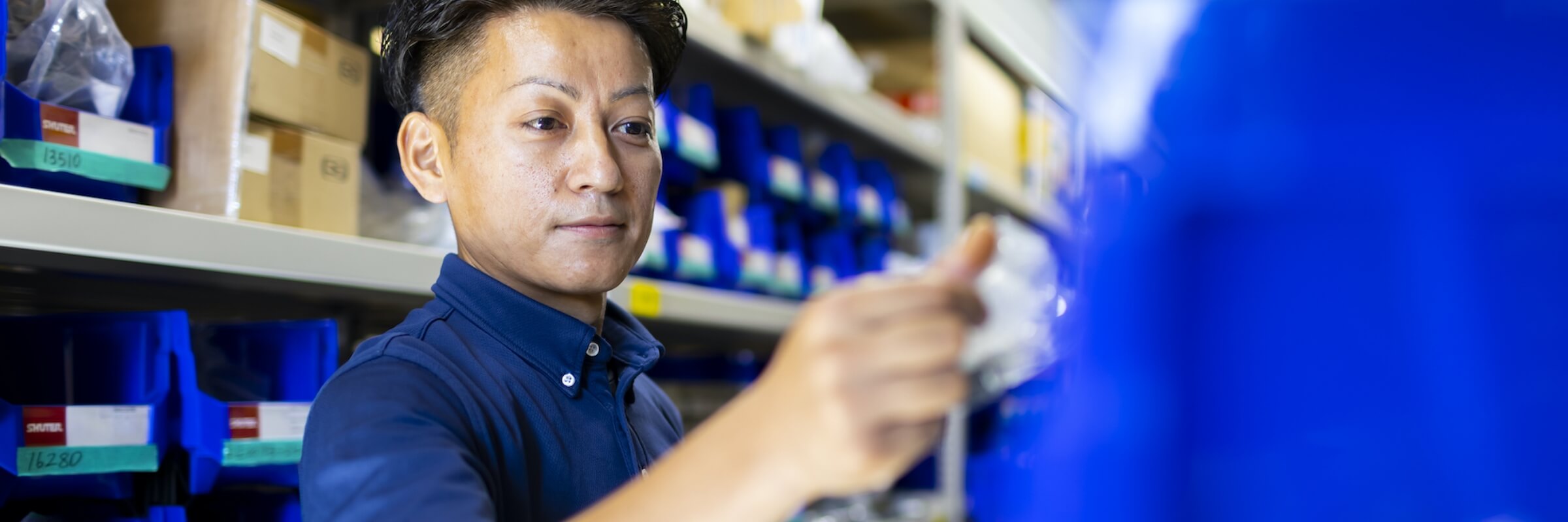 作業をする従業員