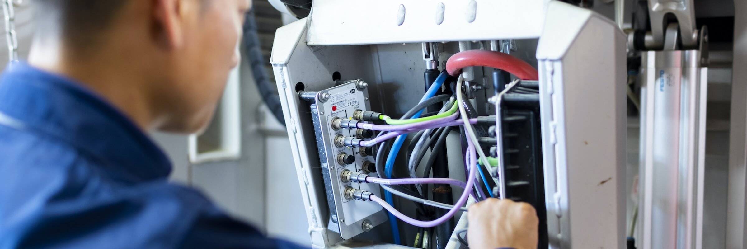 作業をする従業員