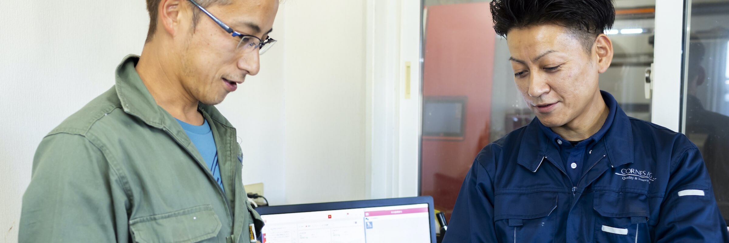 打ち合わせをする従業員