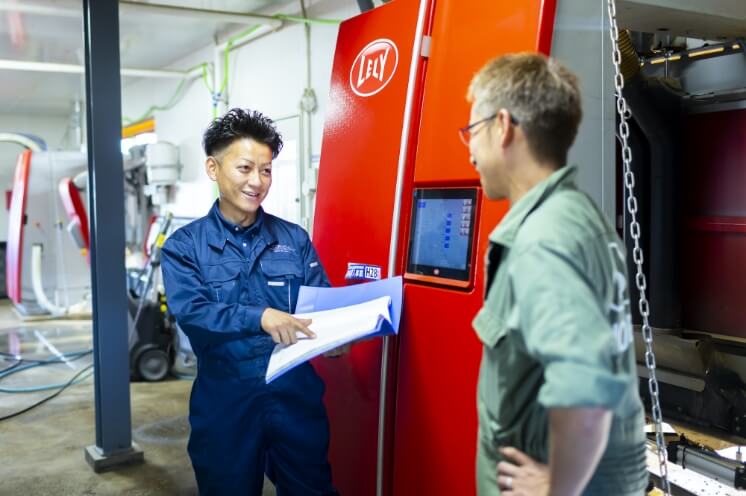 打ち合わせをする従業員