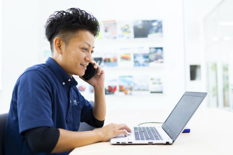 打ち合わせをする従業員