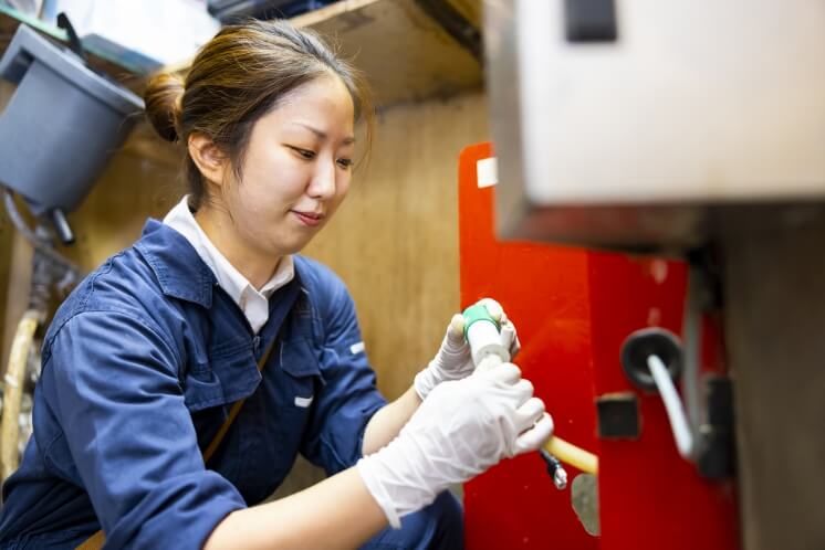 作業をする従業員