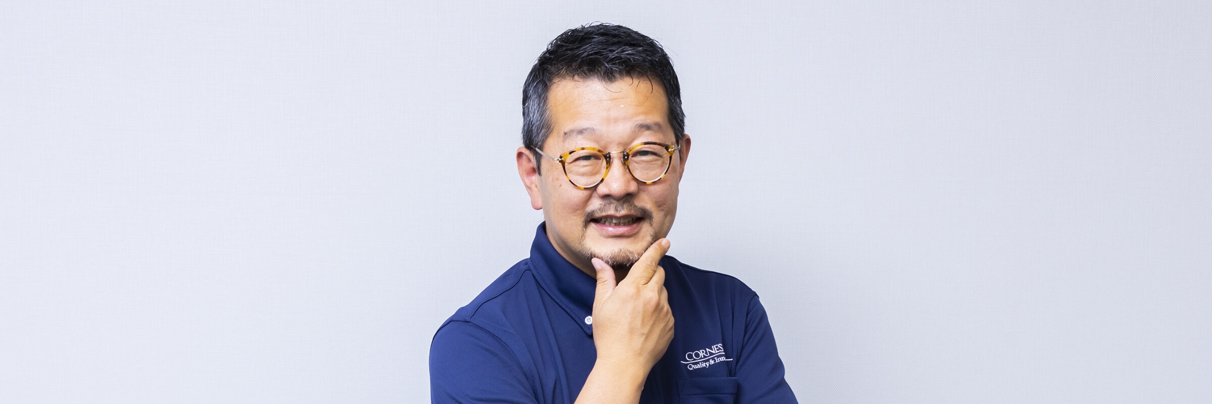 ポーズをとる従業員