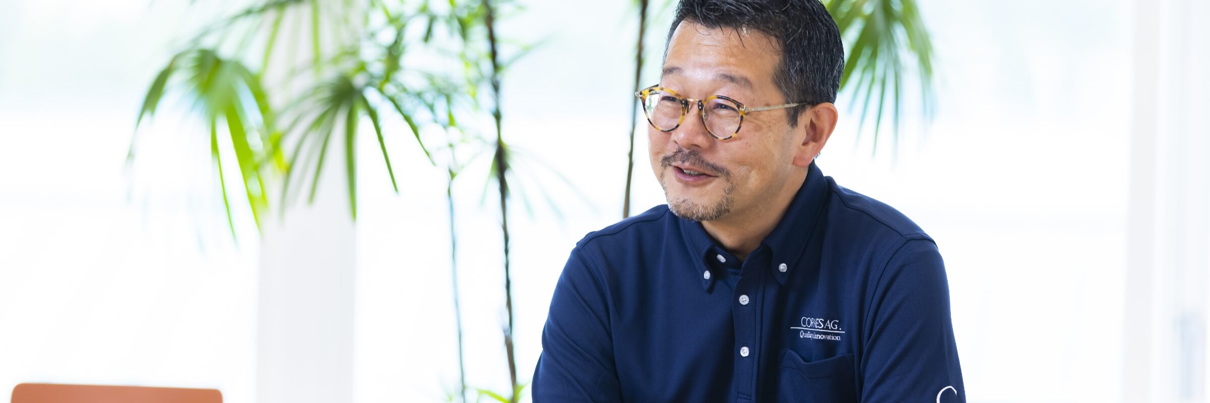 話をする従業員