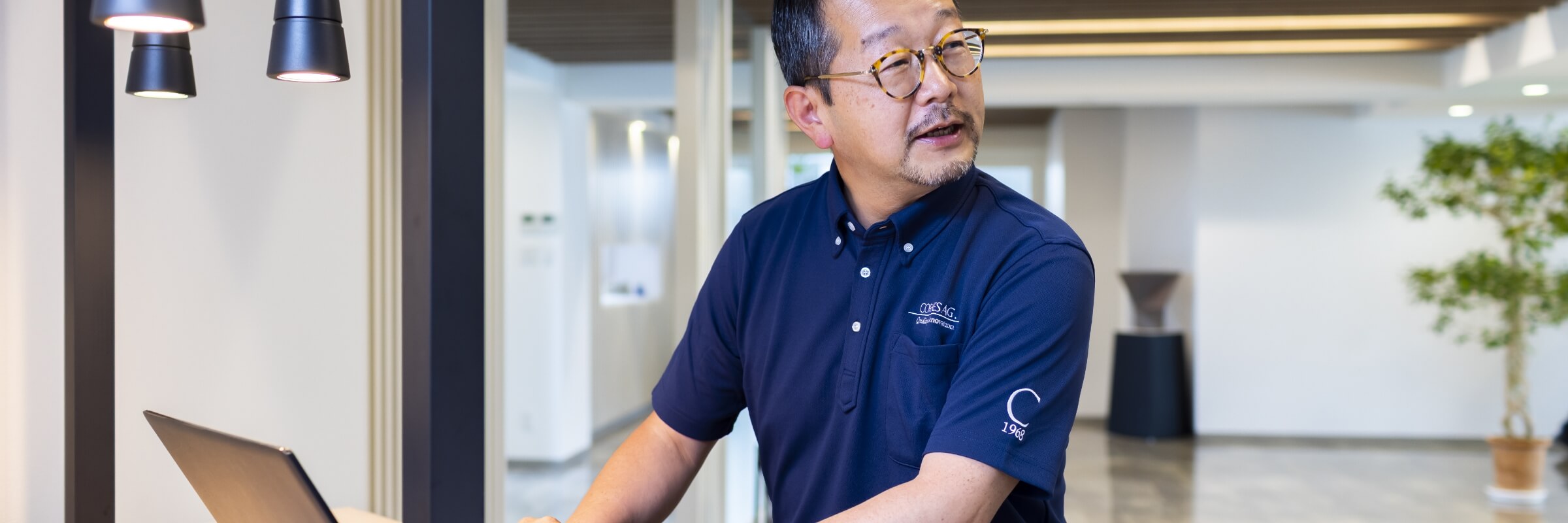 PCに向かう従業員