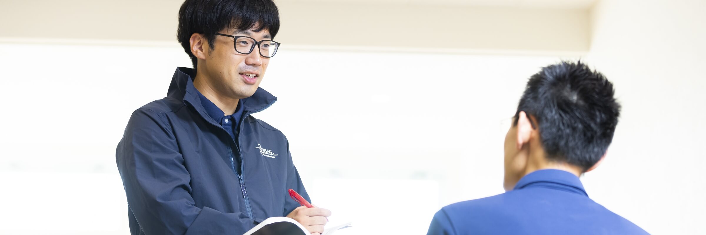 打ち合わせをする従業員