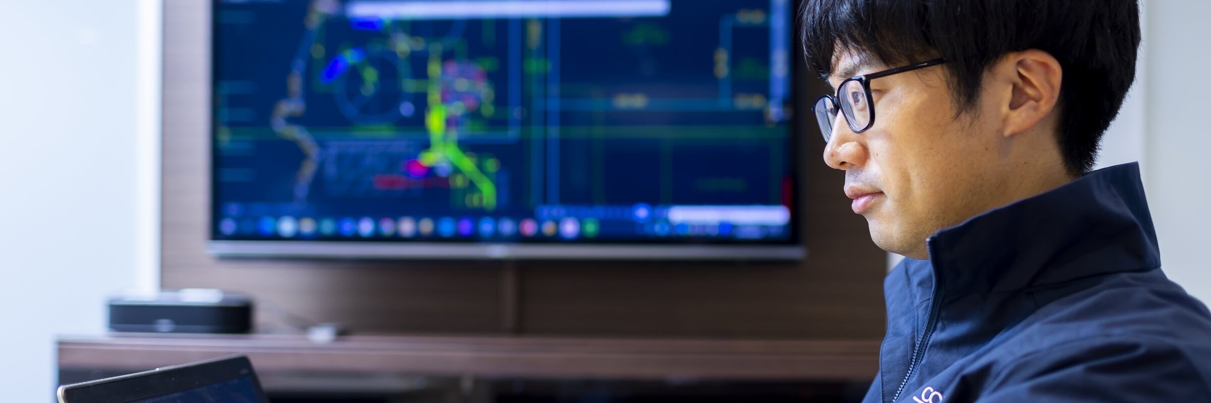 PCに向かう従業員