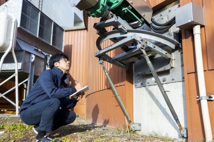 作業をする従業員