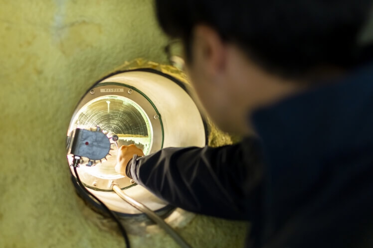 作業をする従業員