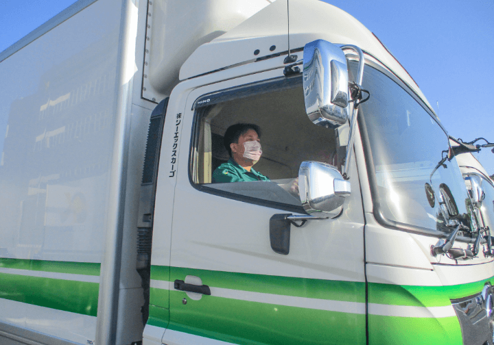 運転中の男性ドライバー