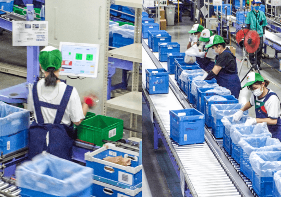 作業ラインで作業する社員達