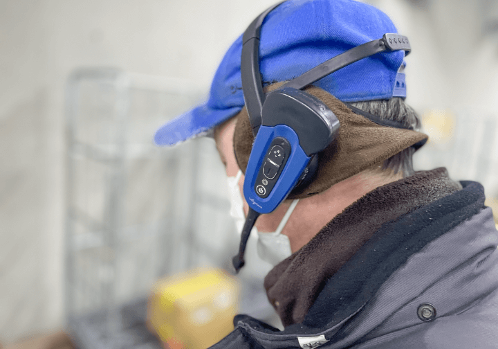 インカムで話す男性社員